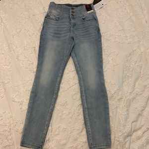 Retro inspired skinny jeans- Size 7 (Juniors) high rise sculpting skinny